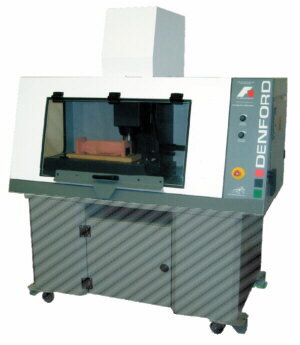 Fresadora CNC did�ctica con programaci�n G&M ISO Est�ndar. La mesa de soporte mostrada es opcional.