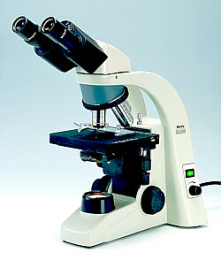 Microscopio Binocular Ergon�mico c/Optica Extra Plana Corregida a Infinito BA200EF B