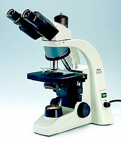 Microscopio Trinocular Ergon�mico c/Optica Extra Plana Corregida a Infinito BA200EF T