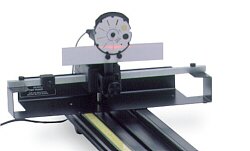 Conjunto para medir patrones de difracción e interferencia. Se muestra: banco óptico, sensor de iluminación, máscara para fotómetro con cargador a revólver, posicionador lineal y encoder con cremallera.